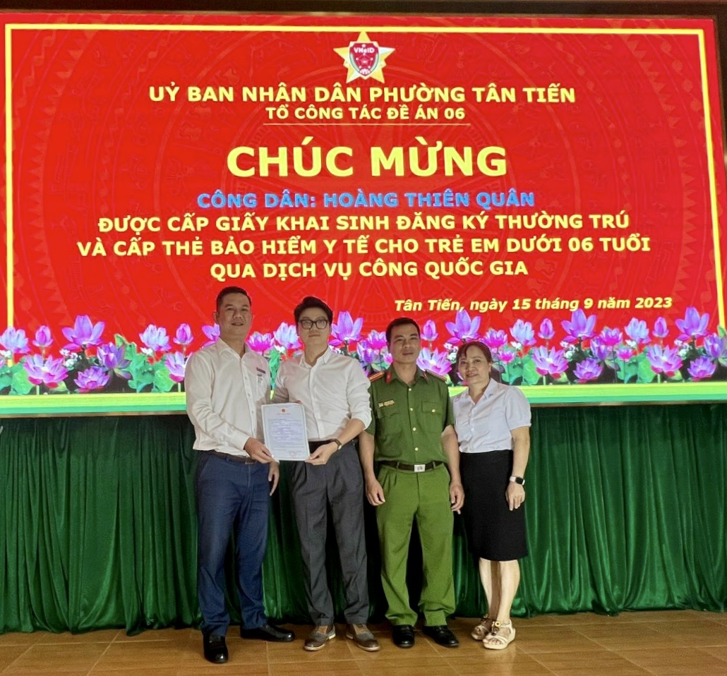 Công dân phường Tân Tiến đầu tiên được cấp đồng thời "Giấy Đăng ký khai sinh - Đăng Ký thường trú - Thẻ bảo hiểm y tế" qua Cổng dịch vụ công Quốc gia
